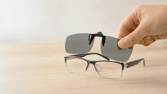 Lentile clip-on polarizate prinse peste ochelari de citit, demonstrând mecanismul de prindere